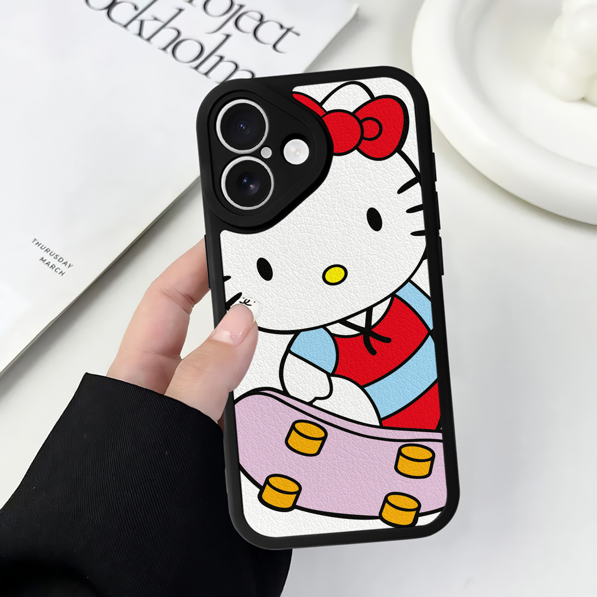 （画像用） Hello Kitty ハローキティ 【iPhone 16シリーズ対応】シリコンスマホケース（レザー調） 材質：シリコン